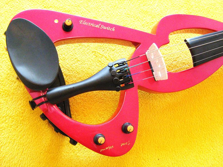 ELEKTRICKÉ 4/4 HOUSLE CELODŘEVĚNÉ ČERVENÁ !!!